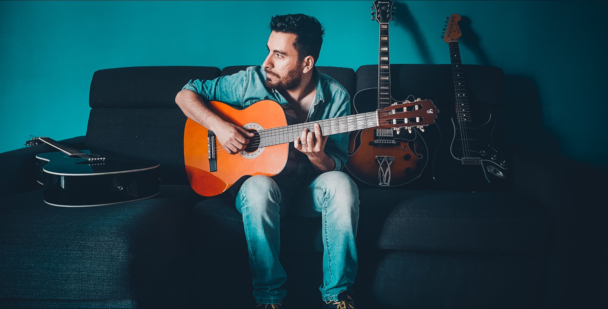 Gaetano Di Mauro con chitarra sul divano
